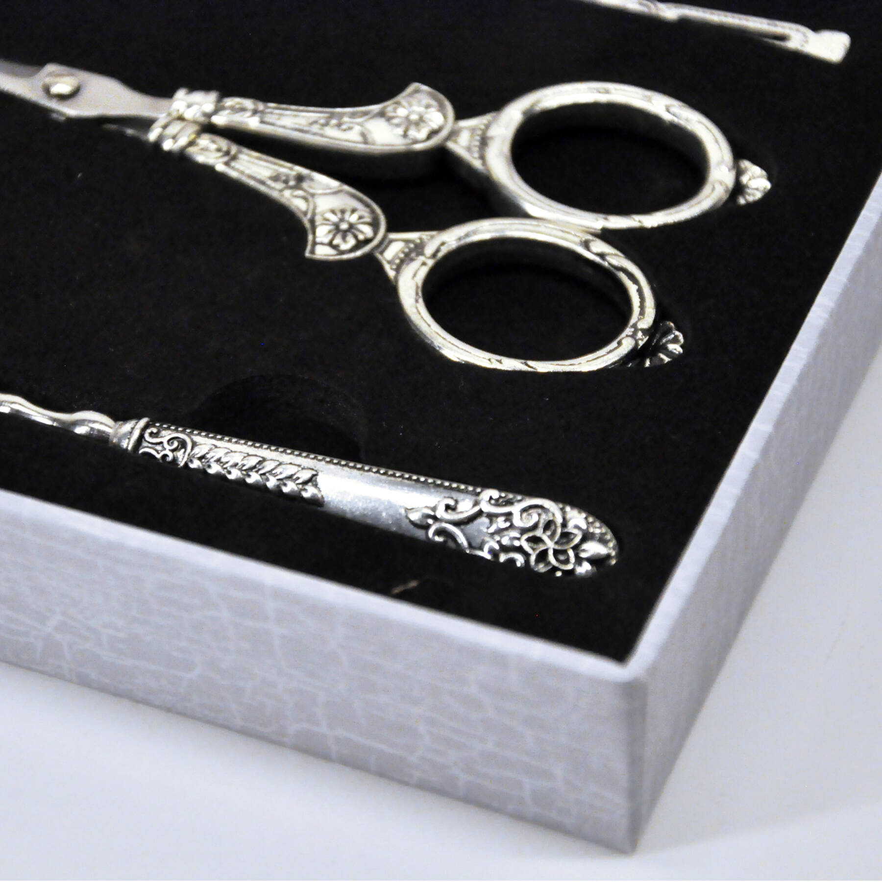 39859 (Heirloom Embroidery Accessories - 6 Pieces) - Image 4
